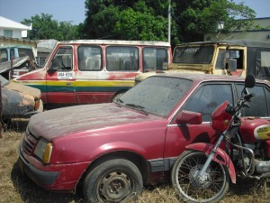 A sol y agua permanecen más de dos mil vehículos entre motocicletas y carros, muchos de ellos ya están inservibles.