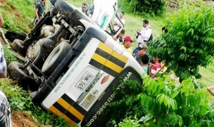 Esta es la buseta de servicio escolar en la que viajaban varios miembros de la familia Cárdenas Prieto. Foto: Cortesía @CHICACERETE