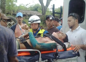 Uno de los heridos, recibiendo los primeros auxilios.