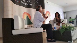 La ilustradora chilena Alejandra Acosta durante su conversatorio en Montelibano, Córdoba.