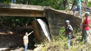 Este puente a punto de colapsar es el motivo de la protesta.