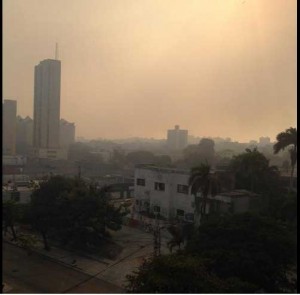 La tarde sabatina en barranquilla, empañada por el humo.