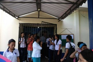 Los estudiantes bloquearon la entrada al plantel y pararon las clases durante la protesta.