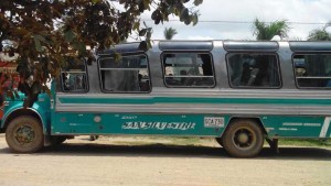 En este bus se trasportaban las personas para la inscripción fraudulenta de cédulas.