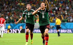 Mexicanos celebran su paso a la segunda fase del Mundial Brasil 2014.